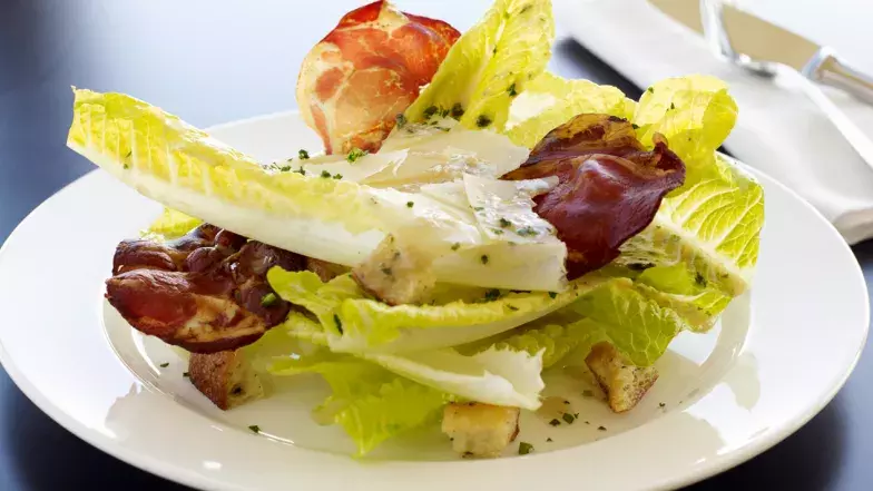 Plate with Lettuce, croutons and cured meat